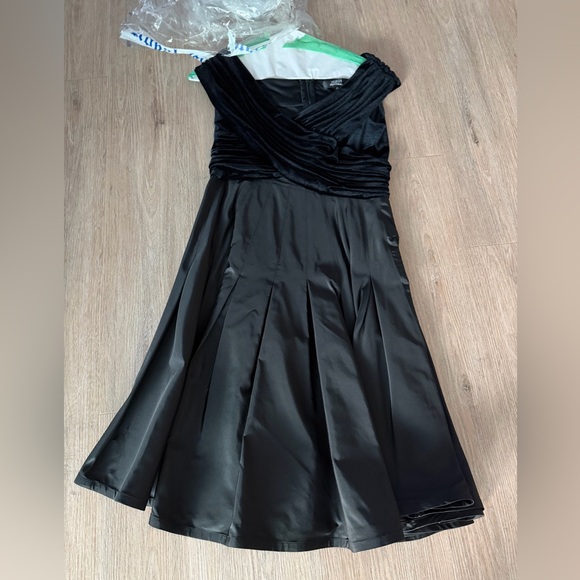 Tadashi Shoji Dresses & Skirts - Tadashi Shoji OTS Ocassion Dress